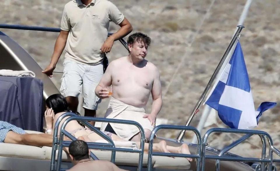馬斯克很享受在希臘度假的時光。（翻攝 @Teslaconomics推特）