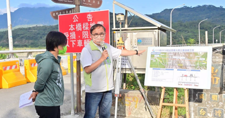 台東縣長候選人劉櫂豪批評，台東縣長饒慶玲動用第一預備金印製「縣民手冊」，是利用行政資源作競選宣傳。（圖／翻攝自劉櫂豪臉書）