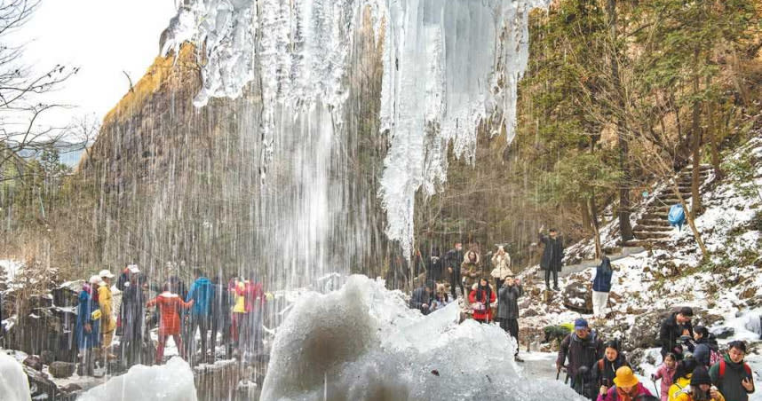 1月3日，遊客在浙江余姚市四明山鵓鴣岩欣賞冰瀑。（圖／新華社）