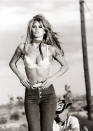 La alemana debutó a lo grande con la mítica campaña de Guess Jeans firmada por Ellen von Unwerth en 1989. ¿O era Brigitte Bardot? ¡Qué sexy! (Foto: Guess).