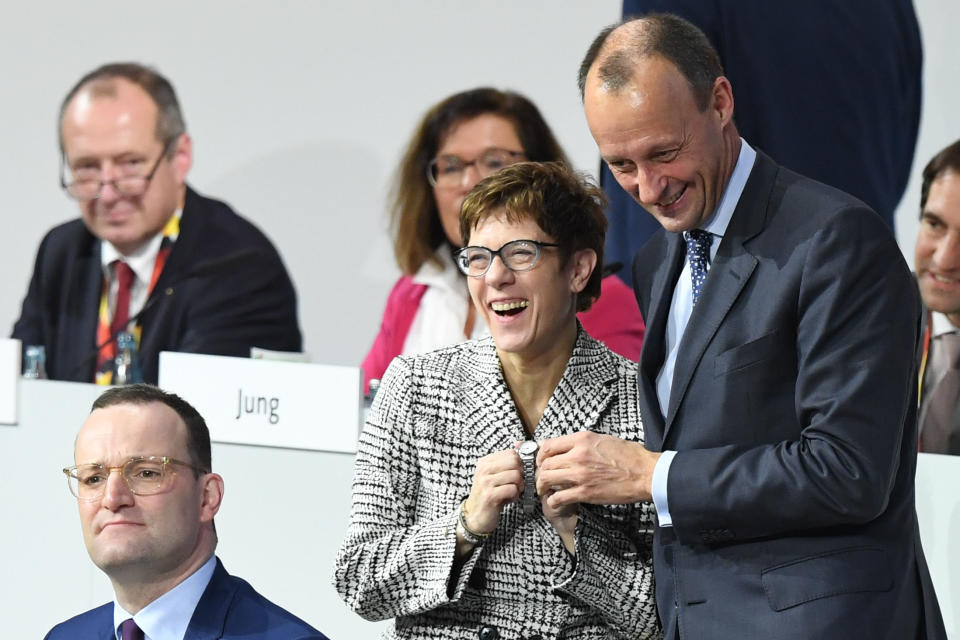 Die Kandidaten nehmen auf dem Podium Platz (Bild: dpa)