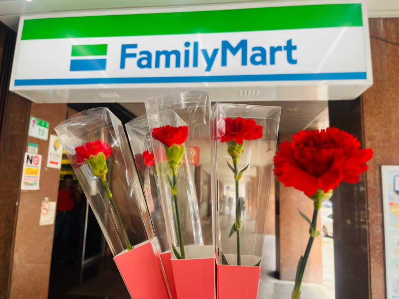 母親節即將來臨，全家便利商店於0509起開賣由哥倫比亞空運進口的康乃馨鮮花花束，每束售價99元。