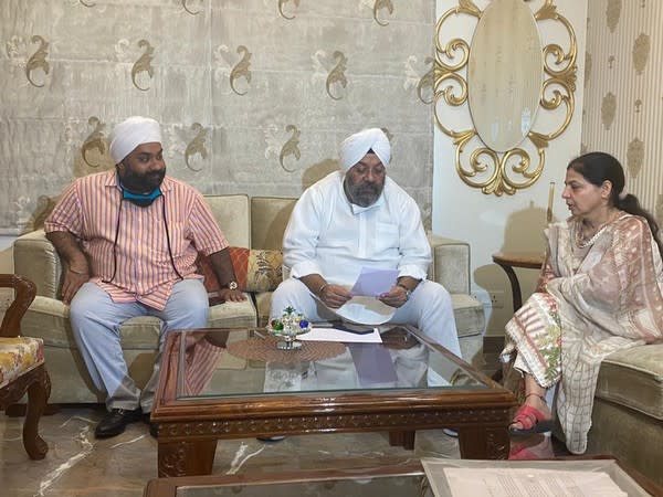 Brother-in-law of Arshdeep Singh, Kunwar Anand, Sikh leader Manjit Singh GK and Arshdeep's mother (ANI)