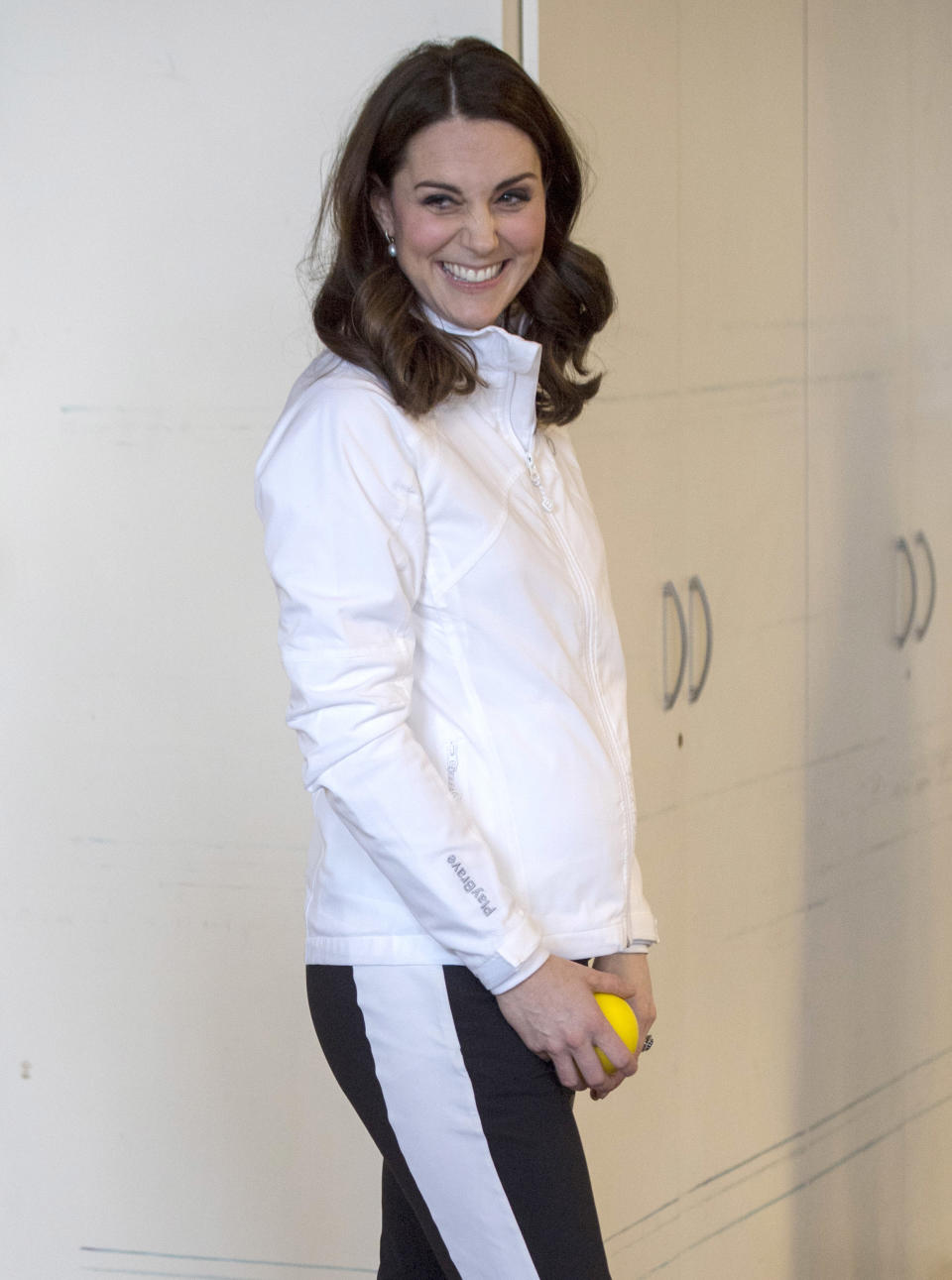<p>Kate Middleton visitó la escuela elemental Bond Primary School en Mitcham, Inglaterra, y allí lució su embarazo en un atuendo deportivo y conquistó a todos con su sencillez/Getty Images </p>