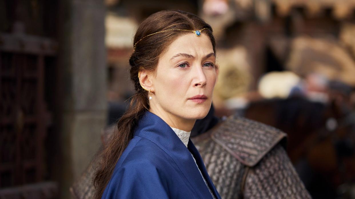  Rosamund Pike in The Wheel of Time season 2. 