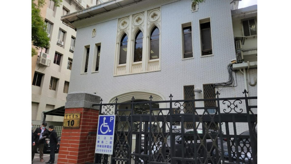 青島二館在2021年5月7日，被公告登錄為台北市歷史建築，保存與維護必須符合《文資法》規範。翻攝自google maps