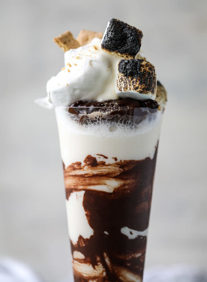 <strong>Get the <a href="http://www.howsweeteats.com/2017/03/smores-stout-milkshakes/" target="_blank">S'mores Stout Milkshake recipe</a>&nbsp;from&nbsp;How Sweet It Is</strong>