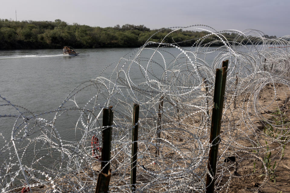  Des bobines de fil de fer barbelé entourent les rives du Rio Grande du côté texan de la frontière avec le Mexique, le 30 novembre 2023, à Eagle Pass, au Texas.