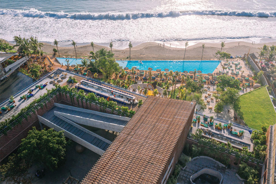 Potato Head Studios terletak di pantai di Seminyak, Bali.