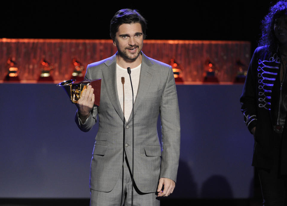 En esta foto del 20 de noviembre del 2014, Juanes recibe el Latin Grammy al mejor álbum de pop/rock for "Loco de amor", en Las Vegas. El músico y activista colombiano será homenajeado como Persona del Año de la Academia Latina de la Grabación el miércoles 13 de noviembre del 2019. (Foto por Chris Pizzello/Invision/AP, Archivo)