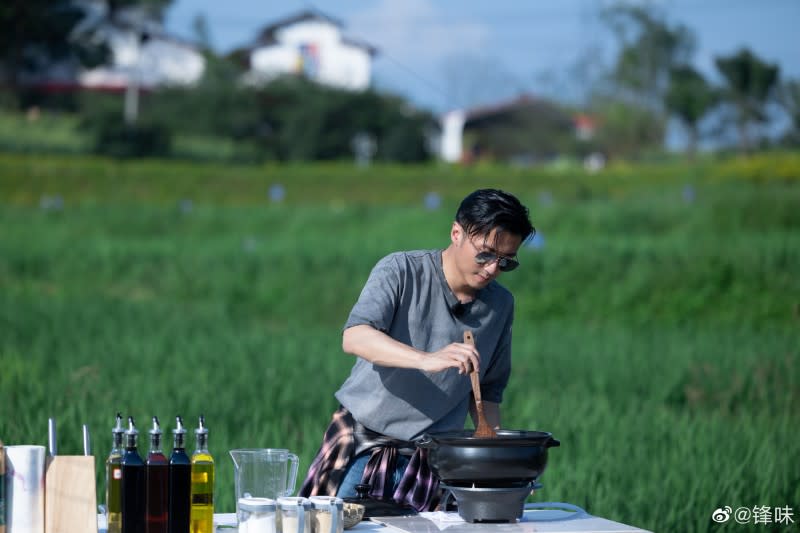 <cite>謝霆鋒還跨足美食節目。（圖／翻攝自微博／鋒味）</cite>