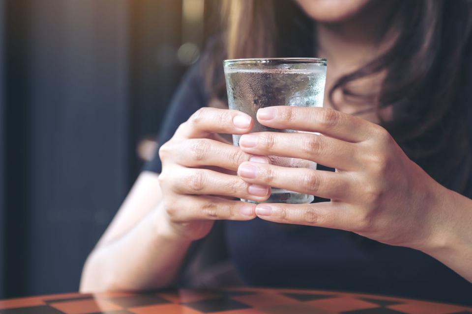 Tipp fünf: Eiskaltes Wasser trinken