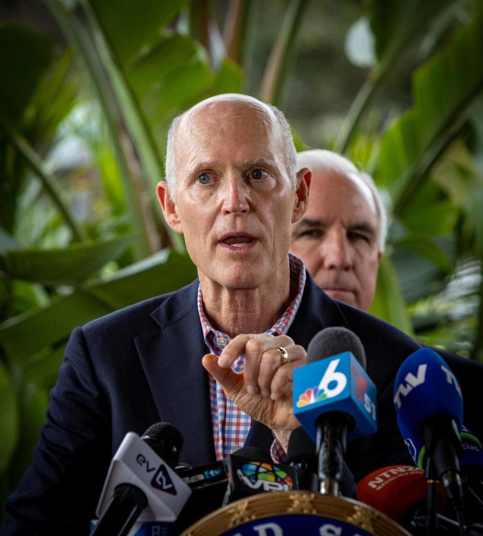 Miami, la Florida, 26 de enero de 2022: El senador Rick Scott respondiendo preguntas de la prensa durante una conferencia de prensa frente al restaurante Mondongo's en Doral, la Florida.