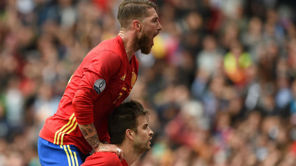 Sergio Ramos y su compañero de selección, Gerard Piqué, durante un partido de “La Roja”. Foto: Goal.com