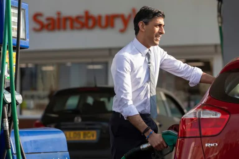 Rishi Sunak en una estación de servicio de Sainsbury's en Londres en marzo