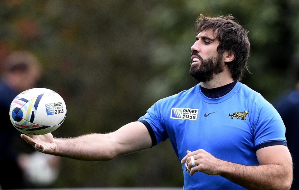 Argentina&#39;s flanker Juan Martin Fernandez Lobbe takes part in a training session at Pennyhill Park in Bagshot, south west of London, on October 23, 2015 (AFP Photo/Franck Fife)