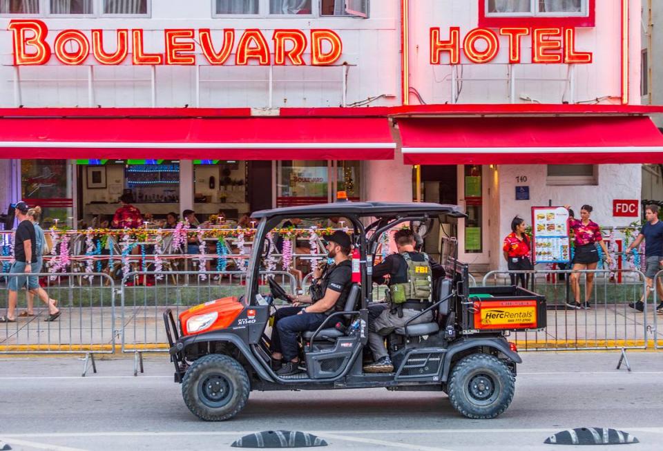 La Policía de Miami Beach recorre Ocean Drive durante las vacaciones de primavera en Miami Beach, el domingo 10 de marzo de 2024.