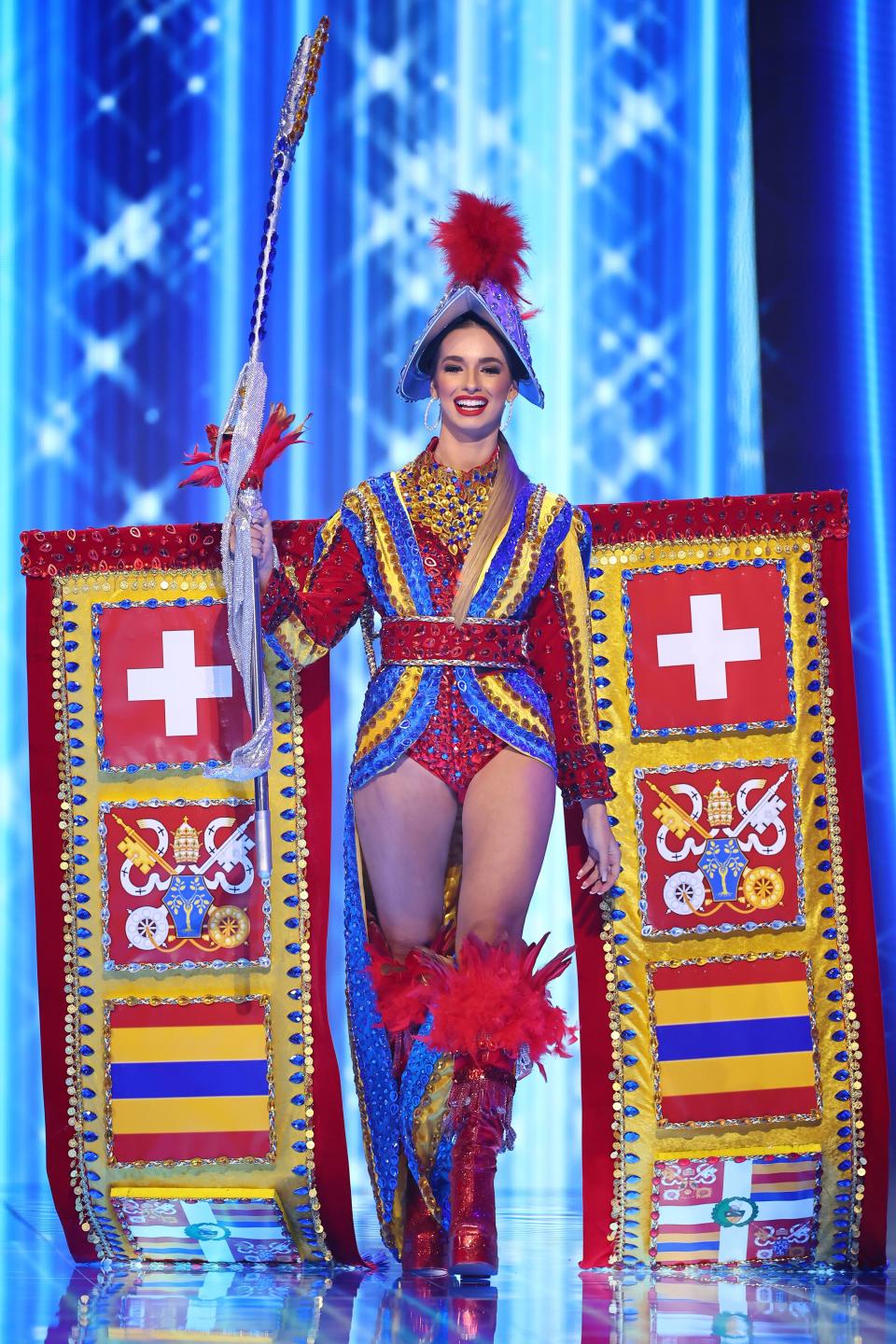 La apariencia de Miss Suiza se inspiró en el uniforme de la Guardia Suiza (aunque su espada deslumbraba). Héctor Vivas/Getty Images