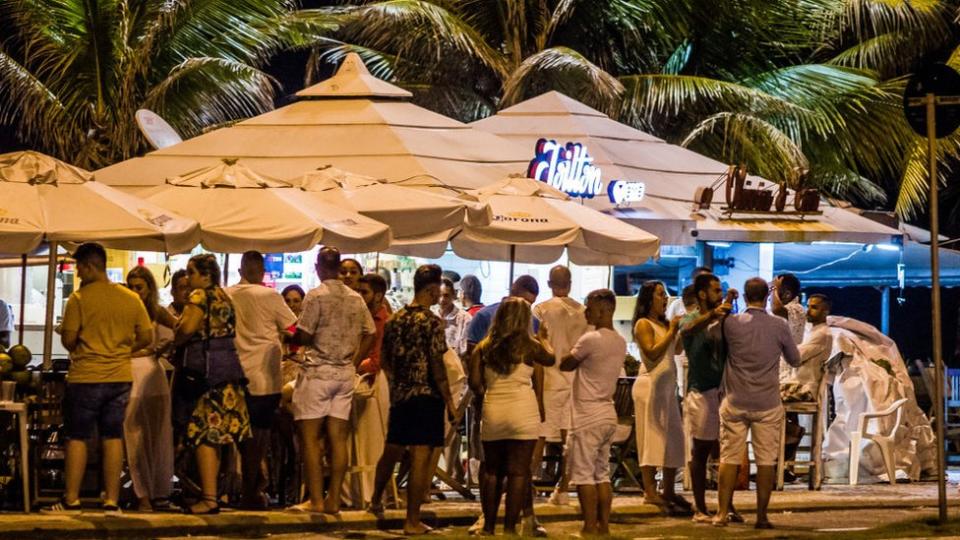 Aglomeración de personas celebrando el año nuevo en Río de Janeiro