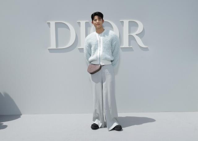 Kim Jones 春夏男裝秀Dior Dior 2024春夏男裝秀51位模特兒從地洞冒出