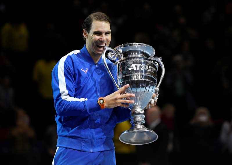 El tenista Rafael Nadal celebra con el trofeo al número uno del mundo de la ATP tras tras derrotar en la fase de grupos del ATP Finals al griego Stefanos Tsitsipas, en Londres