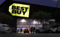 <p>Best Buy es una cadena estadounidense dedicada a la venta de productos electrónicos. Cuenta con tiendas grandes y otras de formato pequeño, pero estas últimas cerrarán antes del próximo 31 de mayo, según anunció la propia empresa. En total, son 250 en Estados Unidos. (Foto: Chris Carlson / AP). </p>