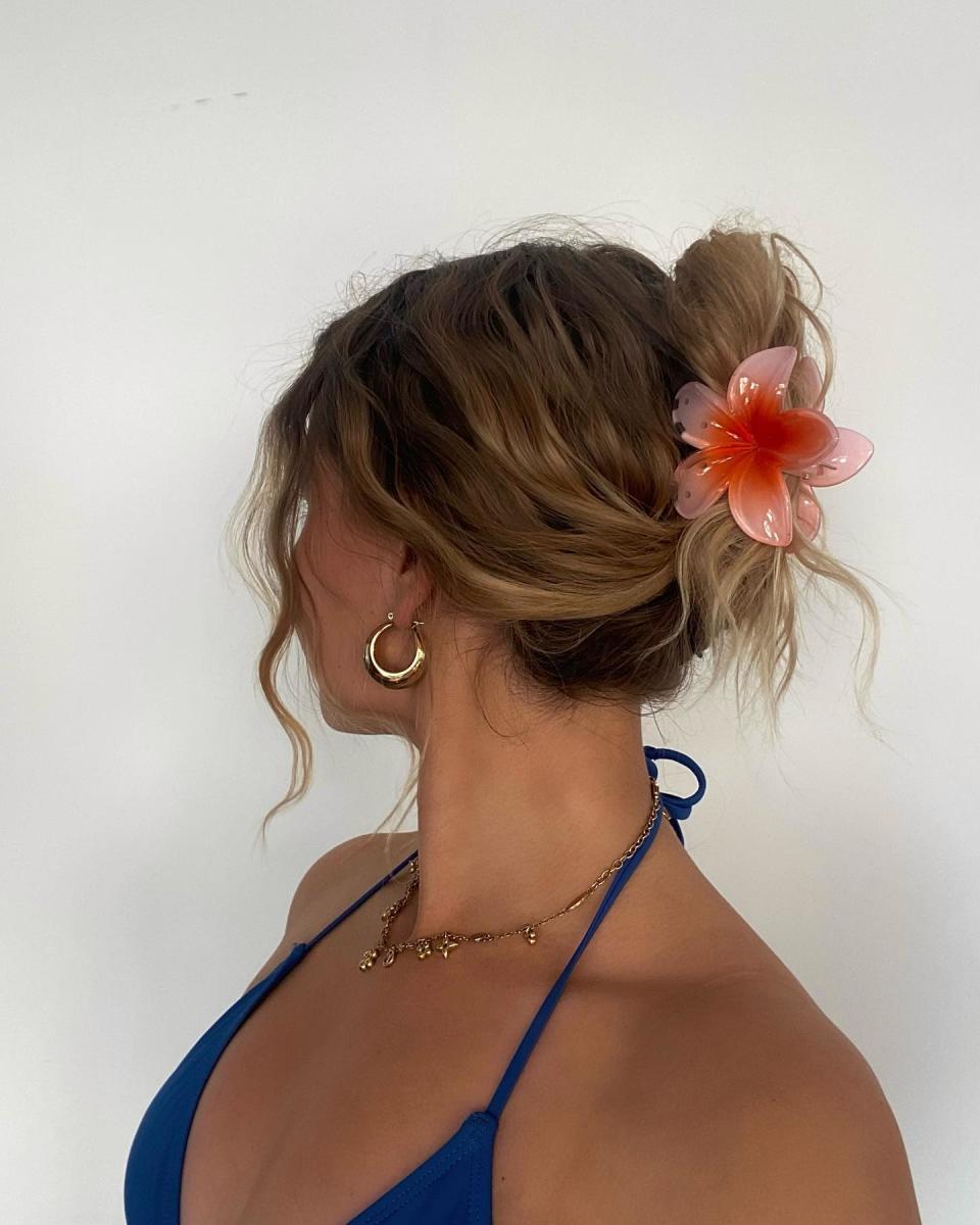 Pince à fleurs sur cheveux ondulés