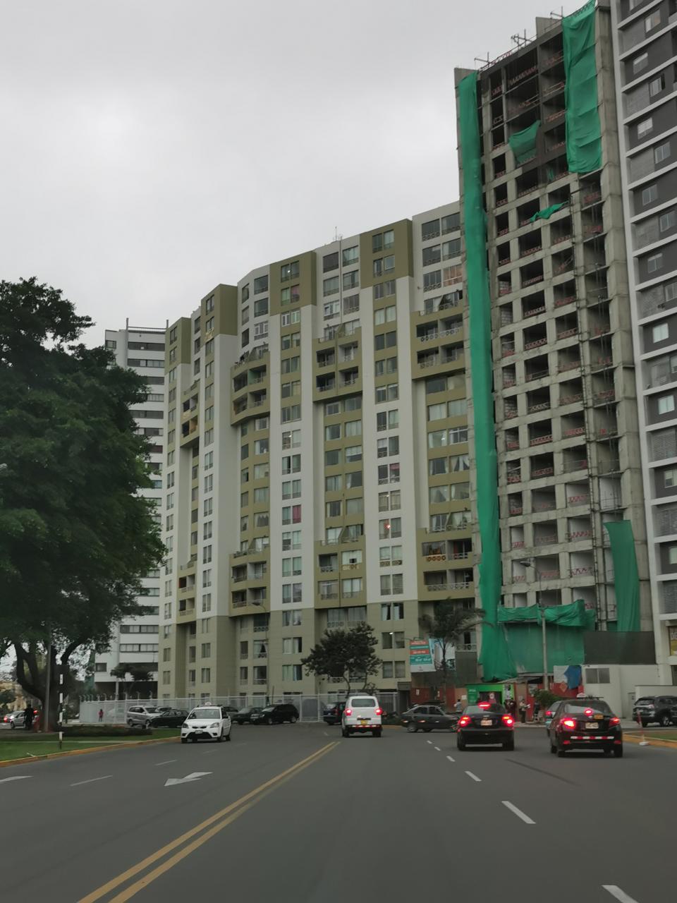 Departamento situado en Jesús María, una zona de clase media ubicado frente al Law Tennis, próximo al Cercado de Lima, a 15 minutos del Centro comercial Real Plaza Salaverry. Se trata de un edificio nuevo. Cuenta con dos dormitorios, un baño y una sala comedor y su precio de venta es de 143.000 dólares. Foto: Magda Quispe. 