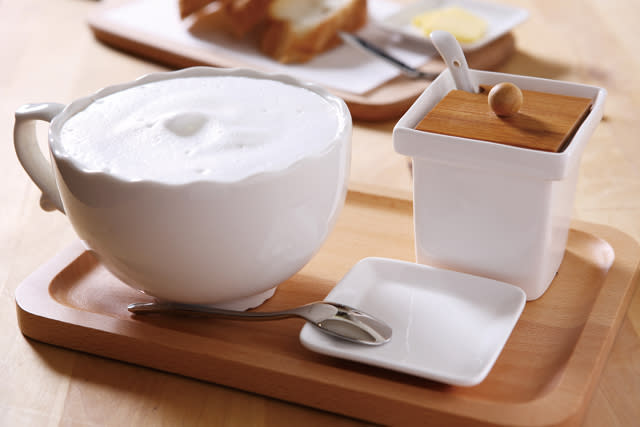 唐寧伯爵奶茶130元／綿密細緻的奶泡搭配各色小點，就能享受一個下午的悠閒。