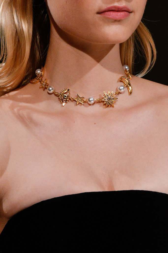 <p>Celestial gold and pearl choker necklace at the Oscar de la Renta FW18 show. (Photo: Getty Images) </p>