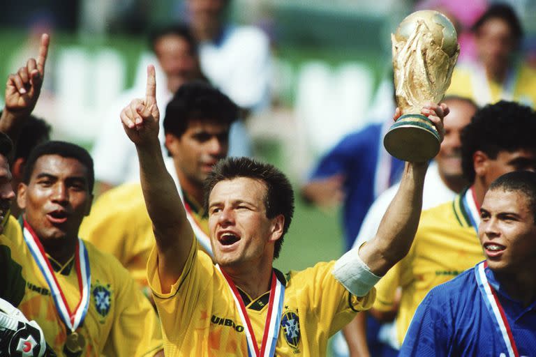 Brasil campeón del mundo 1994, en Pasadena, después de 24 años sin títulos... La Copa en manos del capitán, Dunga, acompañado por Mauro Silva y una estrella que aparecía: Ronaldo 