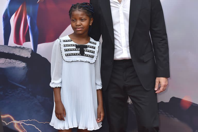 El actor Ron Livingston desfiló por la alfombra roja con su pequeña hija Gracie 