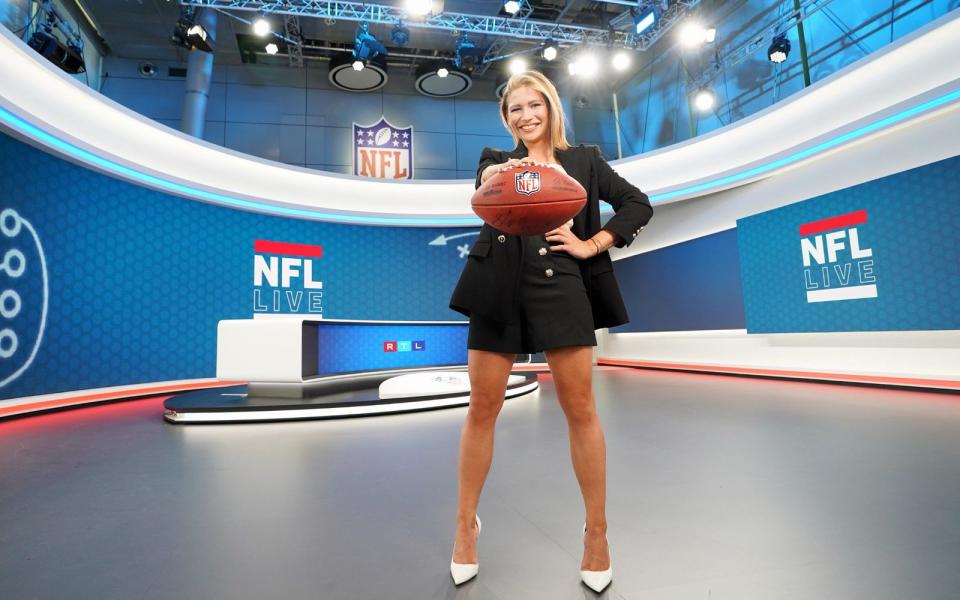 Gebt uns das Ei! Am 12. August geht für Football-Verrückte das Jahr erst richtig los. Die NFL-Preseason startet und mit ihr "NFL Live" mit Moderatorin Jana Wosnitza bei Nitro. (Bild: RTL / Guido Engels)