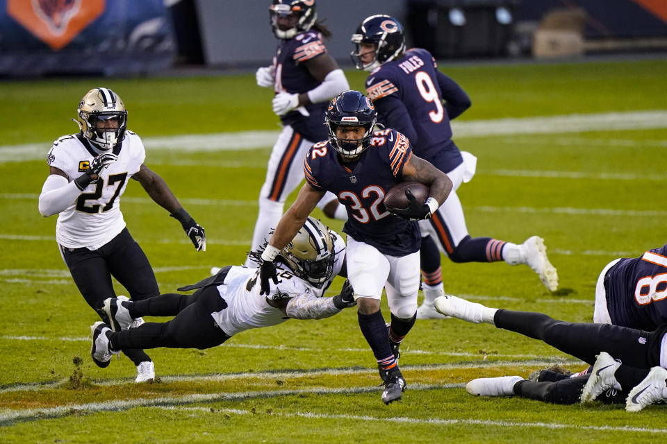 Chicago Bears running back David Montgomery (32) breaks away from New Orleans Saints outside linebacker Demario Davis (56) in the first half of an NFL football game in Chicago, Sunday, Nov. 1, 2020. (AP Photo/Nam Y. Huh)