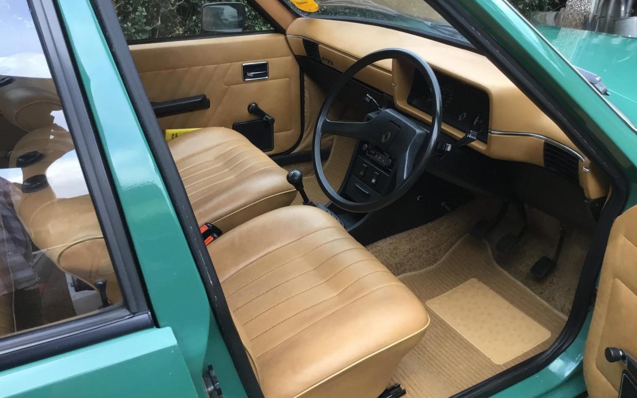 Front seat and dashboard of the Renault TL