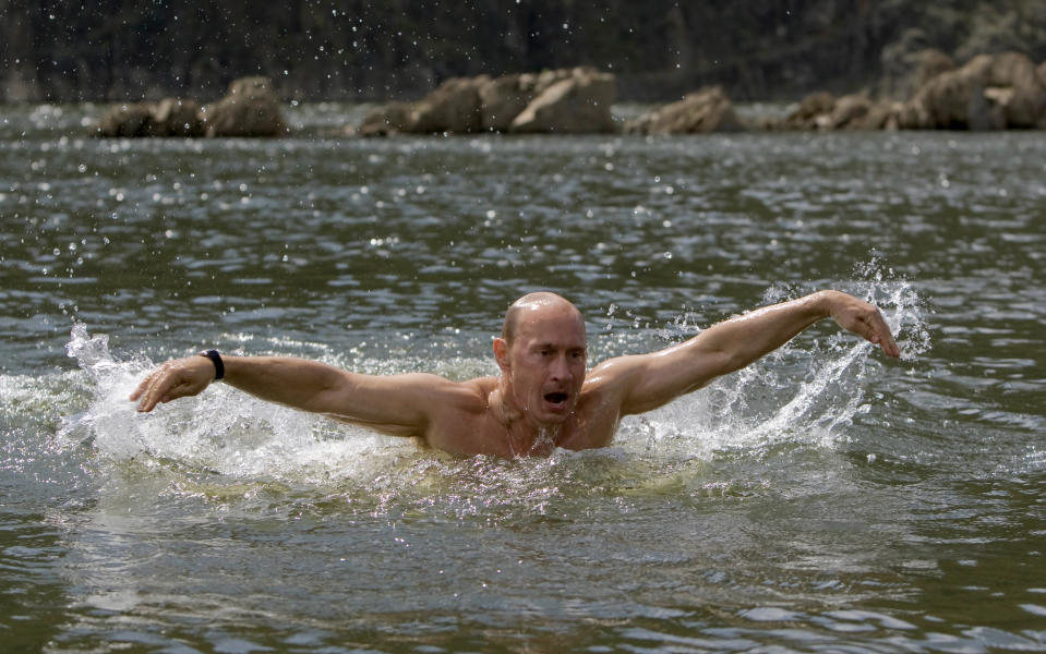 Russia's Prime Minister Vladimir Putin swims in a lake in southern Siberia's Tuva region August 3, 2009. Putin, a judo black belt who has flown in a fighter aircraft and shot a Siberian tiger in the wild, plunged into the depths of Lake Baikal aboard a mini-submersible on Saturday in a mission that added a new dimension to his macho image. Picture taken August 3, 2009. REUTERS/RIA Novosti/Pool/Alexei Druzhinin