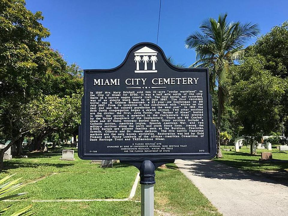 Una tarja ofrece los datos fundamentales del Miami City Cemetery, incluido en el Registro Nacional de Lugares Históricos.