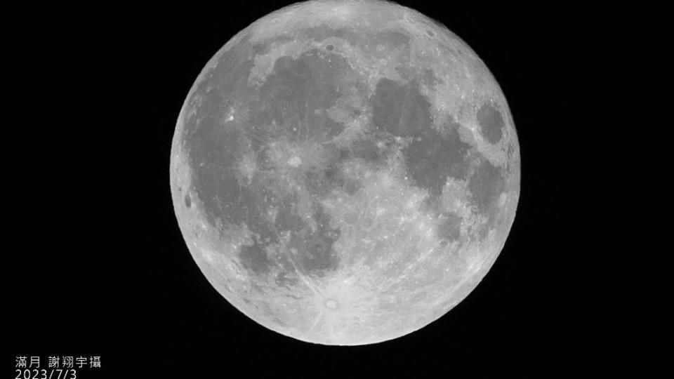 2023年7月3日滿月當天拍攝的月球表面。（圖／翻攝自台北市立天文館官網）