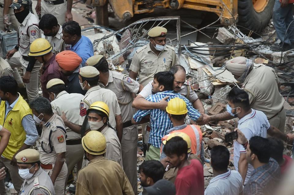 <div class="paragraphs"><p>New Delhi: NDRF and police personnel during a rescue operation after a building collapsed at Sabji Mandi area in New Delhi on Monday, 13 September.</p></div>