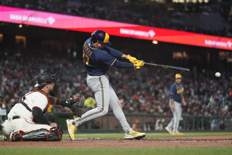 Milwaukee Brewers' Willy Adames (27) hits an RBI single against the San Francisco Giants during the sixth inning of a baseball game in San Francisco, Thursday, July 14, 2022. (AP Photo/Godofredo A. Vásquez)