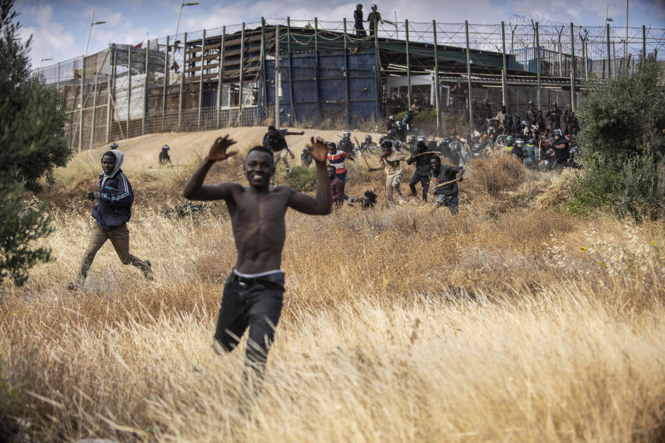 Migrantes se adentran por territorio español tras cruzar las vallas que separan el enclave español de Melilla de Marruecos, en Melilla, España, el viernes 24 de junio de 2022. (AP Foto/Javier Bernardo)