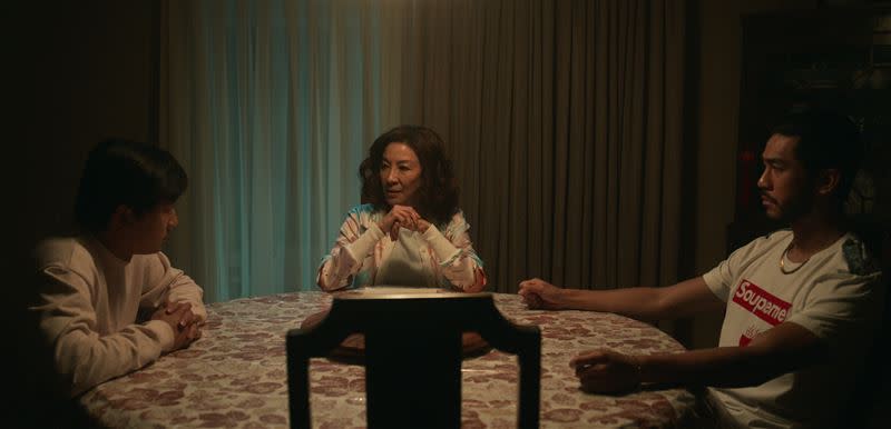 錢裕揚（右）、李松璞和飾演媽媽的楊紫瓊培養好默契。（圖／Netflix提供）