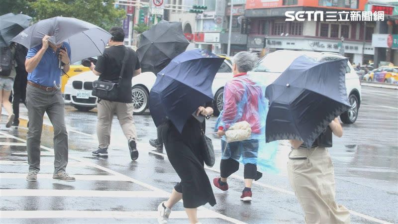 台北市未來24小時累積雨量預測未達停班課標準。（示意圖／記者邱榮吉攝影）