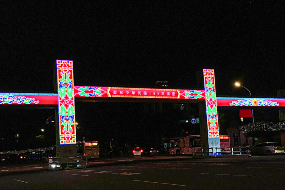 2020年10月10日，台北賓館外的雙十牌樓，在蔡英文上任之後也早已改成了 LED 顯示器，在夜空中兀自閃耀，不斷變換花色。