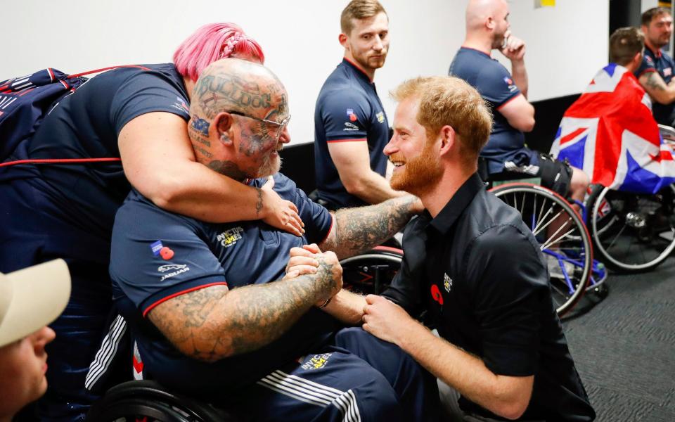 Harry congratulates Paul Guest of the United States wheelchair basketball in 2018 - Chris Jackson 