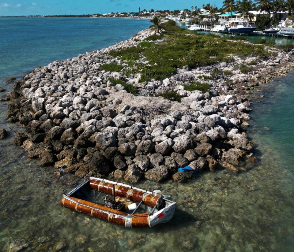 Una embarcación usada por migrantes cubanos flota frente a Duck Key, en los Cayos de la Florida, el 14 de enero de 2023.