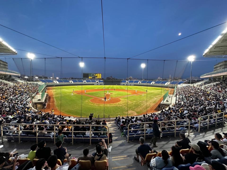 斗六棒球場今吸引破7千球迷進場。中華職棒提供