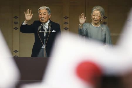 Japan's Emperor Akihito (L) and Empress Michiko wave to well-wishers who gathered at the Imperial Palace to mark his 82nd birthday in Tokyo, Japan, December 23, 2015. REUTERS/Thomas Peter