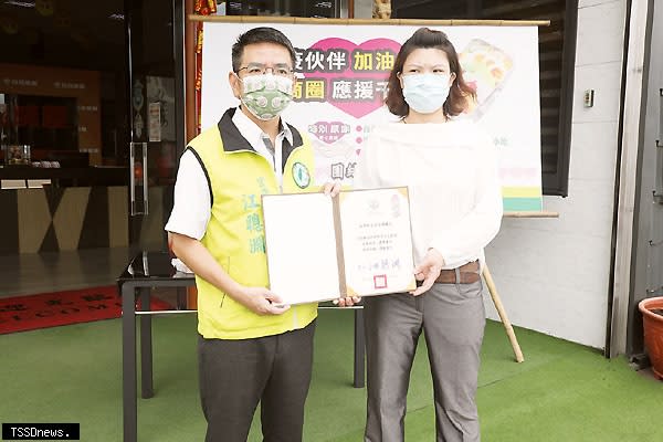 力挺防疫伙伴宜蘭市城東商圈應援餐食打氣。台灣房屋宜蘭旗艦店及明昌建設公司攜手女中路城東商圈四間餐飲商家，免費贈送一千份午餐便當及飲品慰勞國立陽明交通大學附設醫院醫護及市公所防疫有關人員，宜蘭市長江聰淵親自至城東商圈向店家致意並頒發感謝狀。（圖：宜蘭市公所提供）