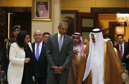 U.S. President Barack Obama and Saudi King Salman (R) walk together following their meeting at Erga Palace in Riyadh, Saudi Arabia April 20, 2016. REUTERS/Kevin Lamarque